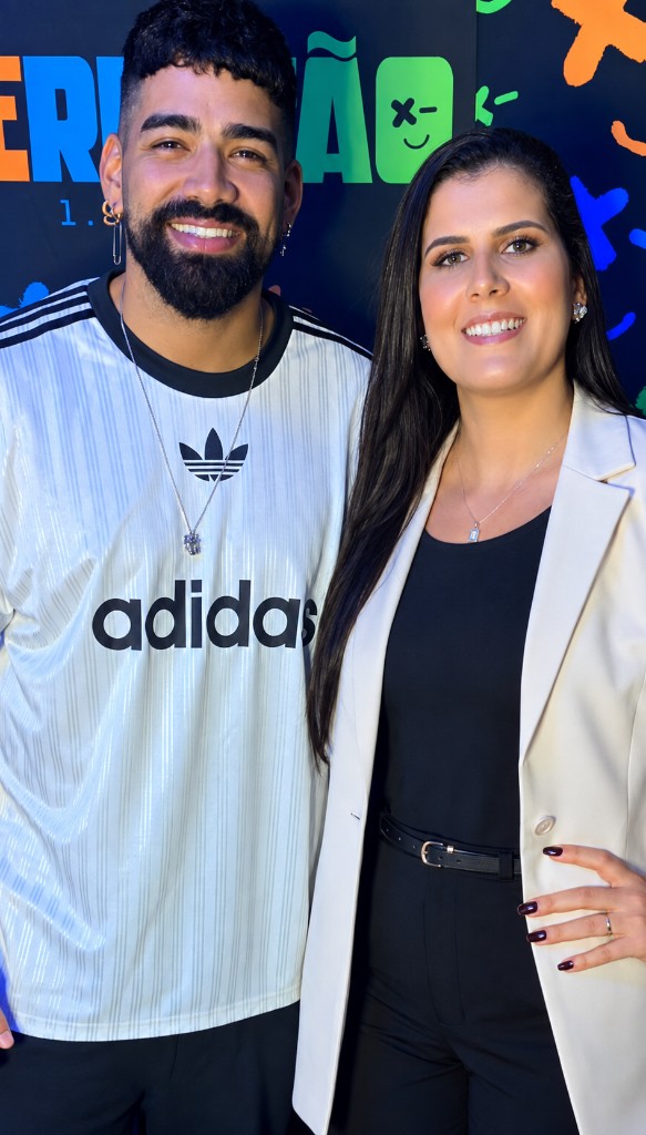 Monik com Dilsinho no camarote