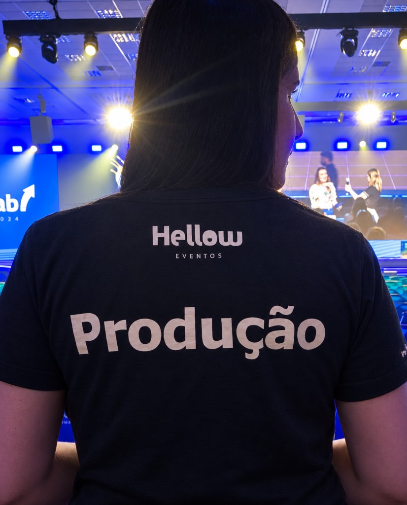 Monik de produção olhando o palco