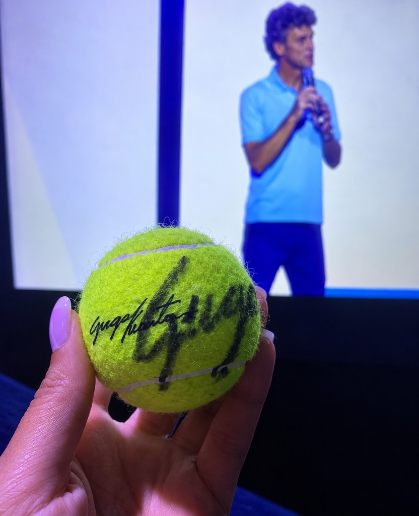 Bola autografada pelo Guga