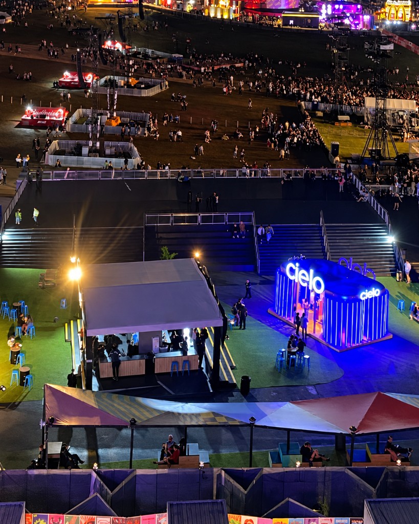 Vista aérea noturna do Lollapalooza, ativação Cielo